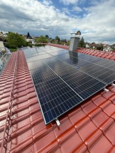 Saniertes Dach mit PV Anlage